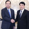 Постоянный член Секретариата ЦК КПВ Лыонг Кыонг (справа) и Председатель Президиума ЦК КПЯ Сии Кадзуо. Фото: ВИА