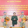 Генерал-полковник Хоанг Суан Тьиен вручает решения 4 офицерам. Фото: ВИА