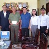 Зампредседателя НС Чан Куанг Фыонг посещает семьи людей, имеющих заслуги перед революцией, в уезде Кондао. 
