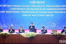 Премьер-министр Фам Минь Тьинь и руководители министерств на конферецнии.