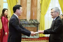 Президент Во Ван Тхыонг и Посол Польши Александр Сурдей. Фото: ВИА