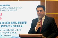 Председатель НС Армении Ален Симонян выступает на рабочей встрече.