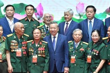 Генеральный секретарь ЦК КПВ То Лам и делегаты встречи. Фото: Данг Хкоа