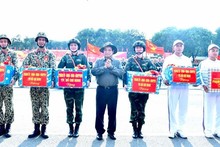 Премьер-министр Фам Минь Тьинь вручает подарки военнослужащим, участвующим в параде. Фото: Тхань Жанг