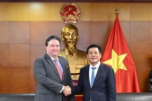 Министр промышленности и торговли Нгуен Хонг Зиен и Посол США во Вьетнама Марк Э. Кнаппер. Фото: moit.gov.vn
