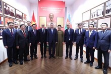 Генеральный секретарь ЦК КПВ То Лам с супругой и делегаты в мемориальном зале «Президент Хо Ши Мин и нефтегазовая отрасль Вьетнама и Азербайджана». Фото: ВИА