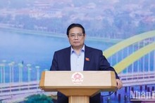 Премьер-министр Фам Минь Тьинь выступает на заседания. Фото: Чан Хай