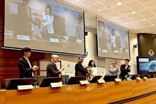 Члены PTC поздравляют Нгуен Тхи Винь Хоай с первым успехом Вьетнама в должности Председателя PTC. Фото: ВИА