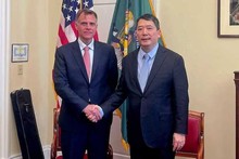 Замминистра финансов Као Ань Туан и помощник Министра финансов США Роберт Капрот.