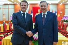 Генеральный секретарь ЦК КПВ То Лам и Президент Франции Эммануэль Макрон. Фото: Чан Хай