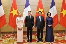 Президент Лыонг Куонг с супругой и Президент Франции Эммануэль Макрон с супругой на приеме. Фото: Шон Тунг