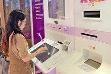 Клиент в LiveBank от TPBank – первой системе автобанкинга во Вьетнаме. Фото: Hanoimoi.vn