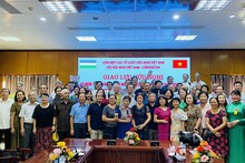 Участники мероприятия фотографируются на память. Фото: thoidai.com.vn