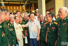 Председатель НС на встрече с делегацией Ассоциации революционных солдат, которые были захвачены врагом и заключены в тюрьму в провинции Нгеан.