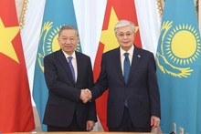 Генеральный секретарь ЦК КПВ То Лам и Президент Казахстана Касым-Жомарт Токаев. Фото: ВИА