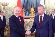 Генеральный секретарь ЦК КПВ То Лам и Президент России Владимир Путин проводят переговоры в узком составе. Фото: ВИА