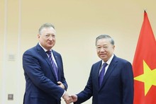 Генеральный секретарь ЦК КПВ То Лам принимает господина Сергея Кудряшова, генерального директора «Зарубежнефть». Фото: ВИА