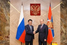 Генерал армии Лыонг Там Куанг проводит переговоры с Директором ФСБ России Александром Бортниковым.