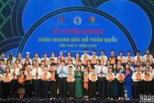 Президент Лыонг Кыонг, официальные лица и выдающиеся дети на церемонии.