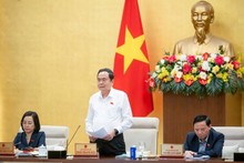 Председатель НС Чан Тхань Ман выступает с заключительным словом на заседании. Фото: Зюи Линь