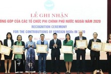 Церемония признания вклада иностранных НО в 2020 году. Фото: dangcongsan.vn