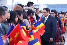 Премьер-министр Фам Минь Тьинь с супругой в международном аэропорту им. Анри Коанды. Фото: Тхань Жанг
