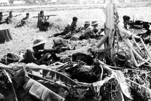5-я дивизия блокировала противника на национальном шоссе 4 Бенлык - Лонган, открыв путь нашей армии для входа и освобождения Сайгона, 29 апреля 1975 года. Архивное фото: ВИА