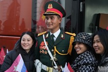 Вьетнамцы в России с радостью фотографируются на память с военнослужащим.