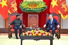 Генеральный секретарь ЦК КПВ То Лам и Президент Шри-Ланки Анура Кумара Диссанаяке.