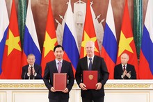 Президент РФПИ Кирилл Дмитриев, специальный представитель Президента РФ по инвестиционно-экономическому сотрудничеству с зарубежными странами, от имени российской стороны обменялся документами о сотрудничестве с господином Нго Тьи Зунгом, председателем Совета директоров, генеральным директором VNVC, в присутствии Президента России Владимира Путина и Генерального секретаря ЦК КПВ То Лама. Фото: Хоанг Тхонг Нят