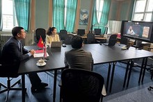 Представители Посольства Вьетнама и Торгового представительства Вьетнама в Швеции принимают участие в онлайн-семинаре. Фото: baoquocte.vn