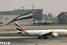 Самолет авиакомпании «Emirates» в международном аэропорту Дубая, ОАЭ. Фото: AFP/ВИА