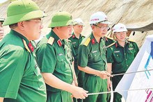 Генерал-майор Нгуен Хыу Нгок (второй слева) – командующий 12-м войсковым соединением – проверяет ход работ на строительной площадке расширения ГЭС «Хоабинь».