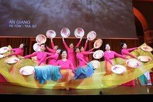 Художественный номер на церемонии, посвященной 50-летию освобождения Южного Вьетнама и воссоединения страны, организованной в Будапеште 29 апреля 2025 г. (по местному времени). Фото: ВИА