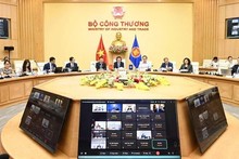Вьетнамские делегаты принимают участие во втором специальном совещании министров экономики АСЕАН по переговорам о модернизации Соглашения АСЕАН о торговле товарами (ATIGA) 9 мая. Фото: ВИA