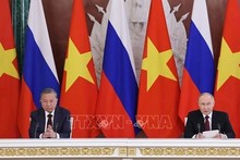 Генеральный секретарь ЦК КПВ То Лам и Президент России Владимир Путин общаются с прессой. Фото: ВИА