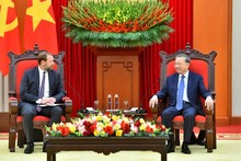 Генеральный секретарь ЦК КПВ То Лам и Председатель американской корпорации «Pacifico Energy» Нейт Франклин. Фото: Данг Кхоа