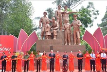 Делегаты разрезают ленту в знак открытия памятника. Фото: ВИА