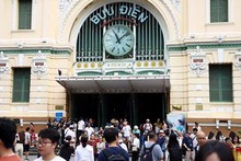 Центральный почта в г. Хошимине привлекает большое количество посетителей во время пятидневных каникул. Фото: ВИA
