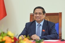 Премьер-министр Фам Минь Тьинь проводит телефонный разговор с Премьер-министром Австралии. Фото: Чан Хай