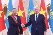 Президент Казахстана вручает орден «Достык» Генеральному секретарю ЦК КПВ То Ламу. Фото: ВИА