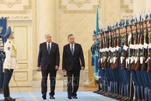 Президент Касым-Жомарт Токаев председательствует на церемонии встречи Генерального секретаря ЦК КПВ То Лам. Фото: ВИА