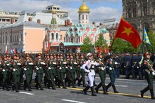 Коробка Вьетнамской народной армии проходит маршем мимо трибуны на Красной площади. Фото: РИА Новости