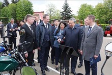 Генеральный секретарь ЦК КПВ То Лам и Премьер-министр Беларуси Александр Турчин посещают Минский тракторный завод. Фото: ВИА