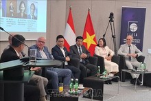 Гости обсуждают вопросы на форуме. Фото: ВИА
