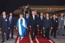 Вечером 27 мая Президент Венгрии Тамаш Шуйок с супругой прибыл в Ханой, начав официальный визит во Вьетнам. Фото: ВИА