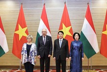 Президент Лыонг Кыонг с супругой и Президент Венгрии с супругой на приеме.