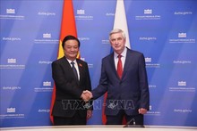Зампредседателя НС Ле Минь Хоан и первый Зампредседателя Государственной Думы России Иван Мельников. Фото: ВИА