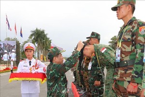 Генерал-лейтенант Нгуен Ван Нгиа вручает медали победителям. Фото: ВИА