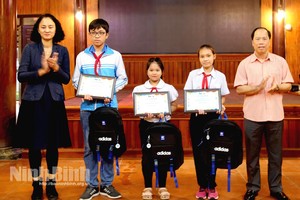 Церемония награждения победителей. Фото: baoninhbinh.org.vn